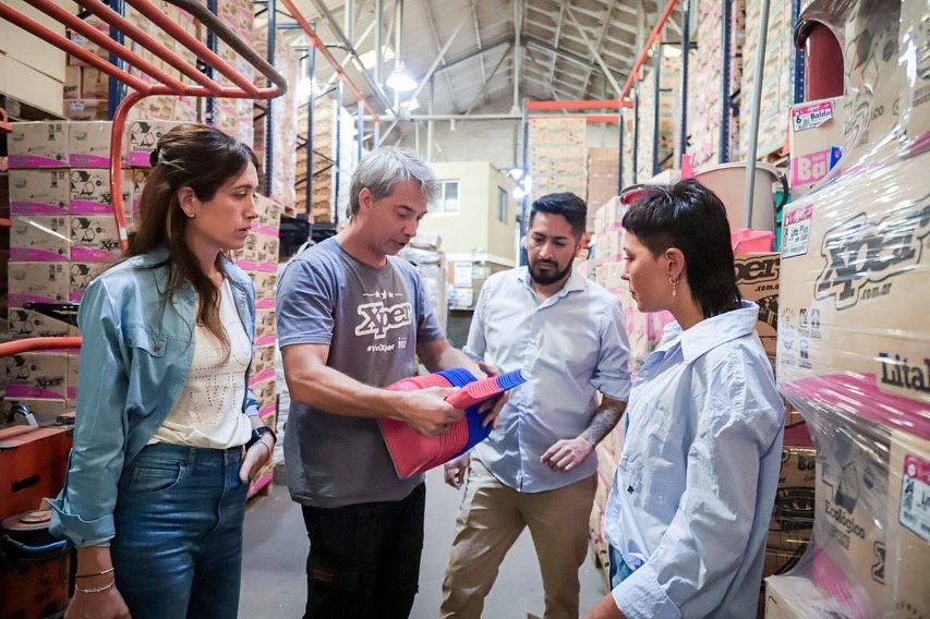  MAYRA ENTREGÓ HABILITACIÓN A FÁBRICA DE ARTÍCULOS DE LIMPIEZA