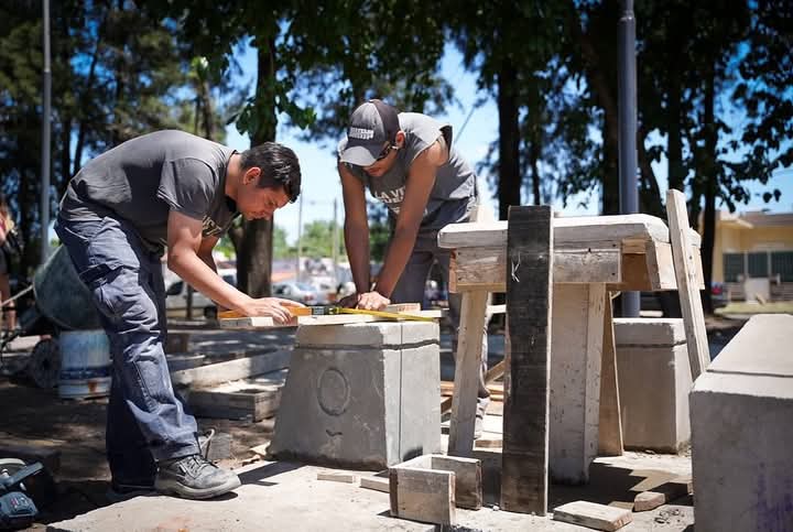 MAYRA RECORRIÓ LA OBRA DE LA PLAZOLETA DE MOSCONI Y PELLEGRINI EN QUILMES 