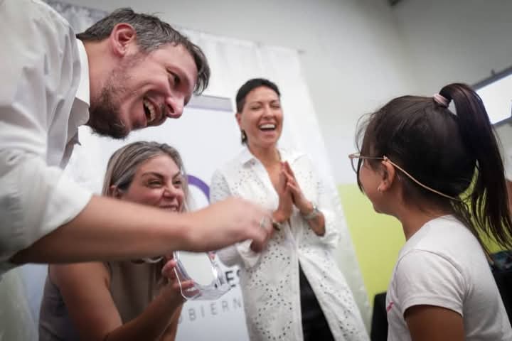MAYRA ENTREGÓ ANTEOJOS DEL PROGRAMA “VER PARA APRENDER”