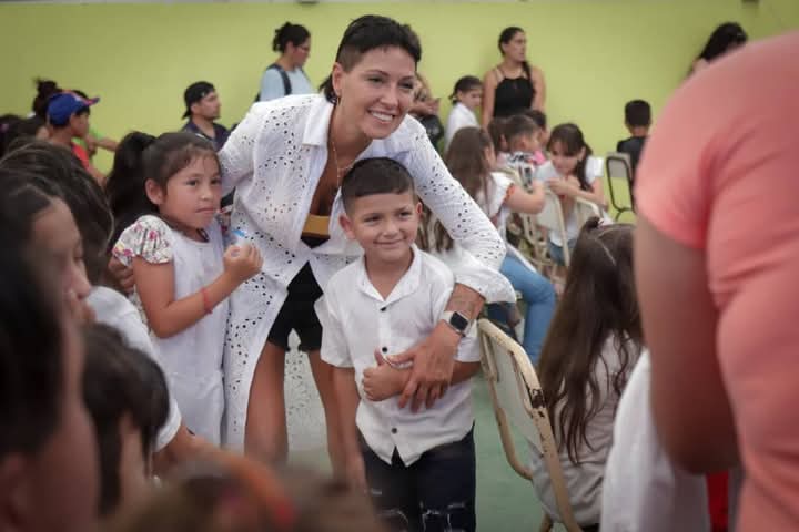 MAYRA  ENTREGÓ ANTEOJOS A NIÑOS Y NIÑAS DE ESCUELAS PRIMARIAS