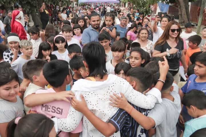 MAYRA PARTICIPÓ DEL BRINDIS NAVIDEÑO CON VECINOS Y VECINAS EN BARRIO ITATÍ