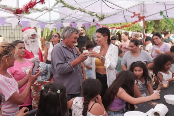 MAYRA PARTICIPÓ DEL BRINDIS NAVIDEÑO CON VECINOS Y VECINAS EN BARRIO ITATÍ