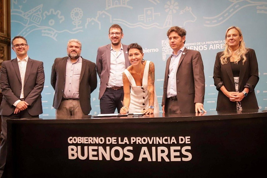 FIRMA PARA ADQUIRIR UN CAMIÓN COMPACTADOR DE RESIDUOS DE CARGA LATERAL