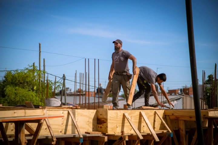 SIGUE AVANZANDO LA CONSTRUCCIÓN DE 28 VIVIENDAS EN EL BARRIO LA ODISEA 