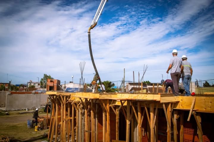 SIGUE AVANZANDO LA CONSTRUCCIÓN DE 28 VIVIENDAS EN EL BARRIO LA ODISEA 