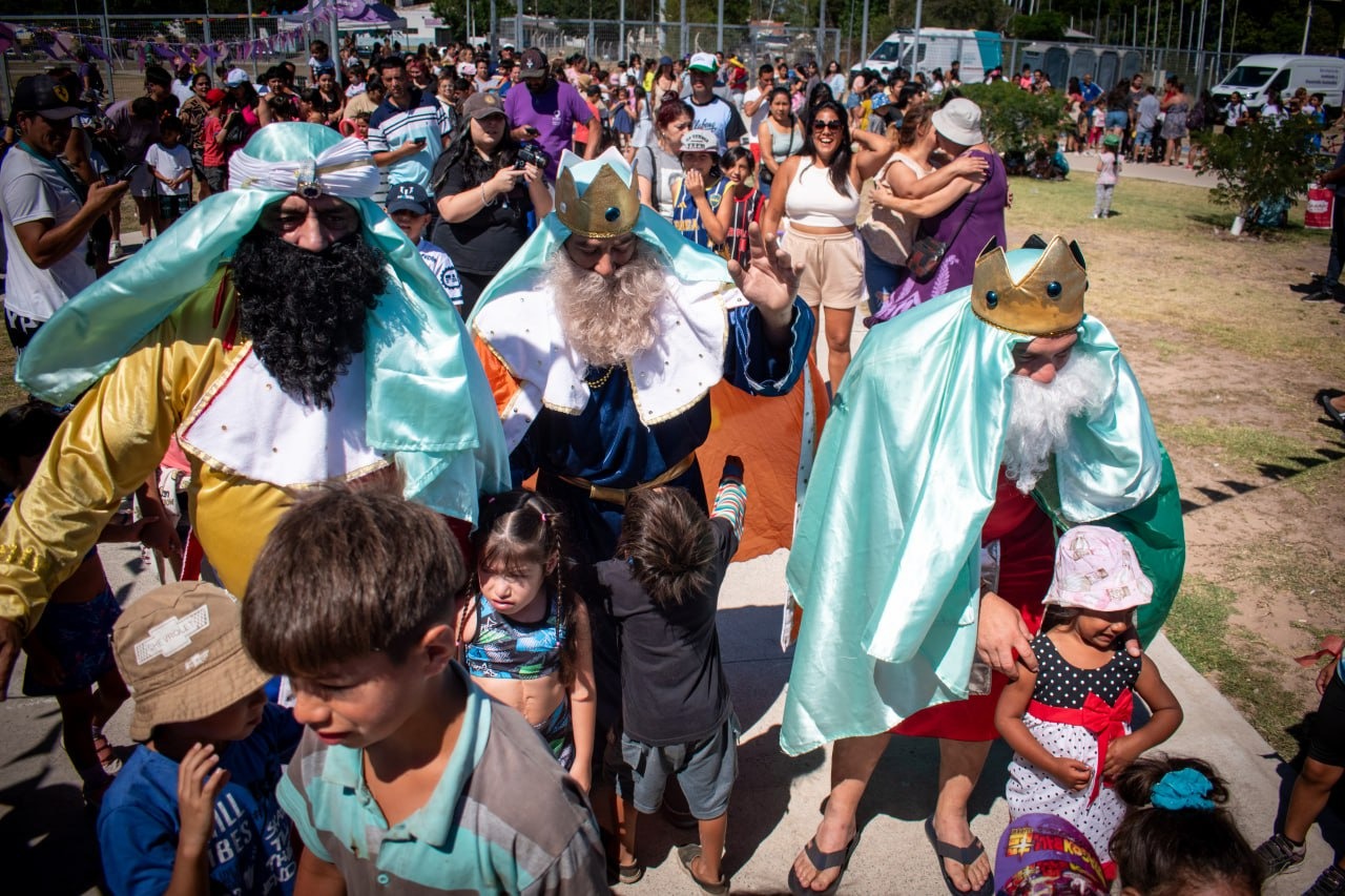 LOS REYES MAGOS ESTUVIERON EN EL PARQUE MUNICIPAL DE LA RIBERA 