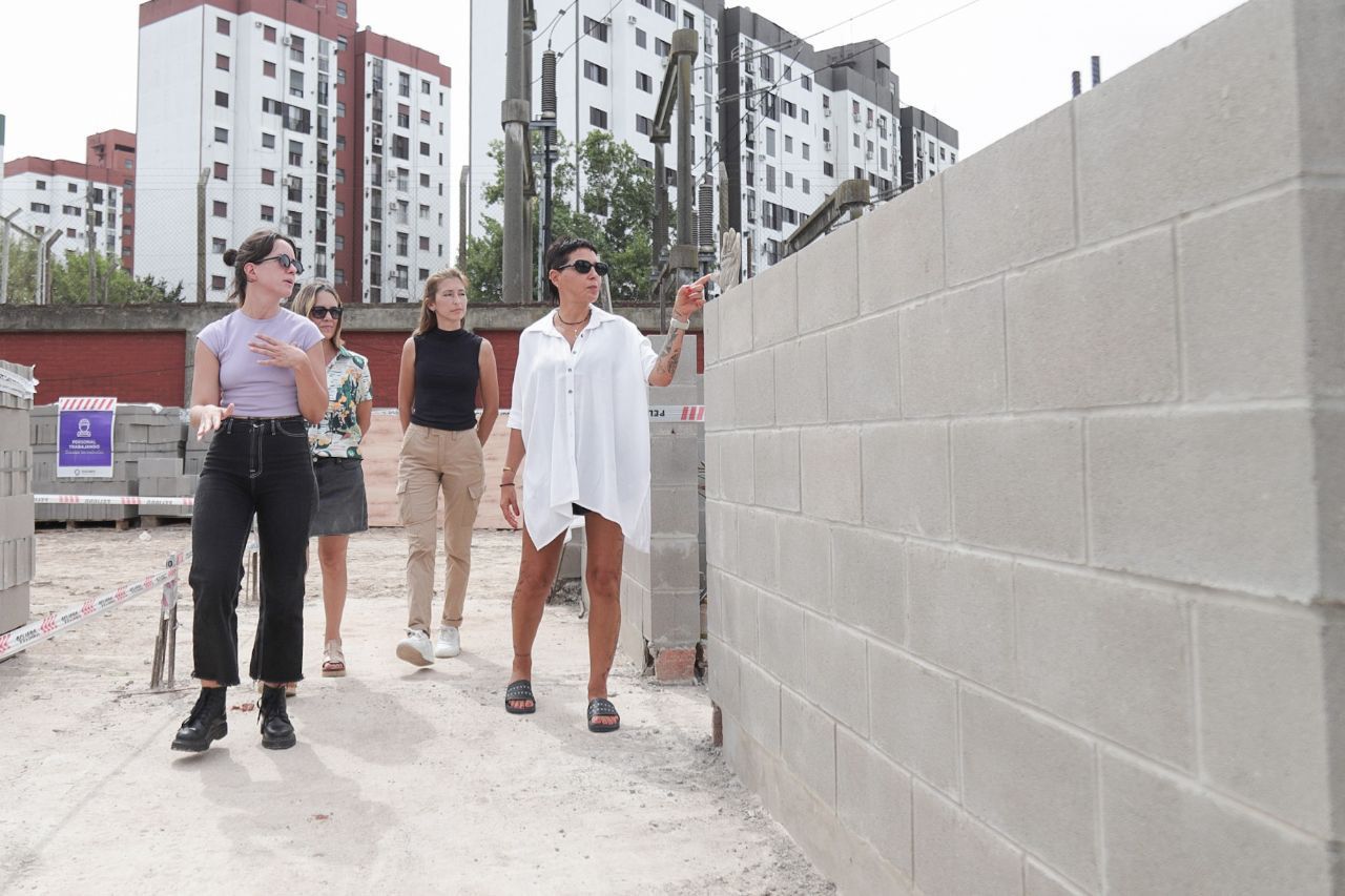 MAYRA RECORRIÓ JUNTO A PROTECCIONISTAS LA OBRA DE LA VETERINARIA MUNICIPAL 