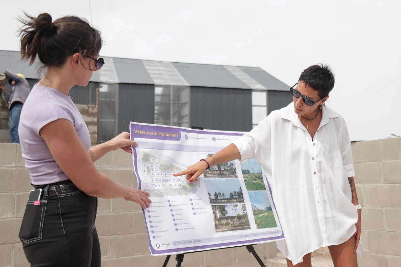 MAYRA RECORRIÓ JUNTO A PROTECCIONISTAS LA OBRA DE LA VETERINARIA MUNICIPAL 