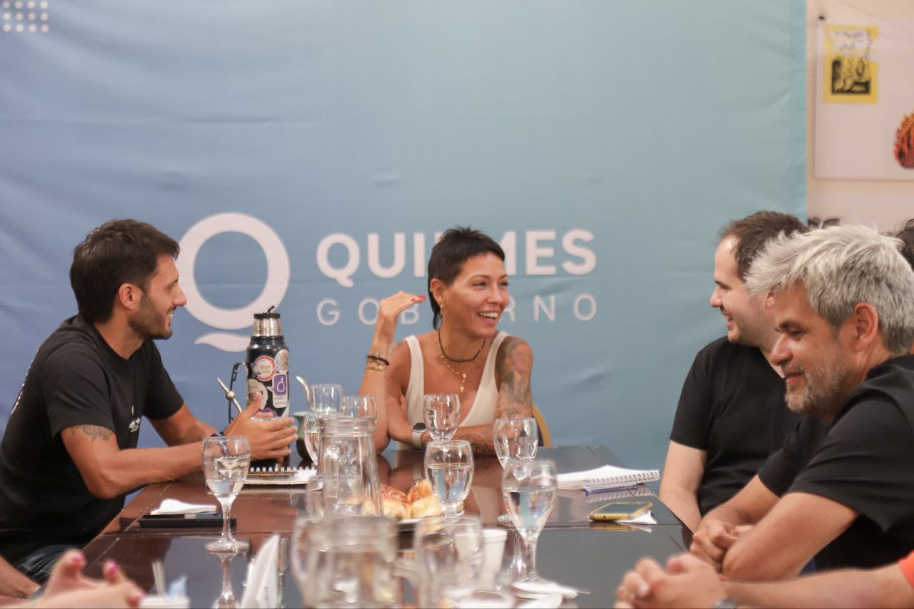 MAYRA SE REUNIÓ CON REPRESENTANTES DE CLUBES DE BARRIO Y LES ENTREGÓ UN APO