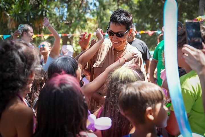 MAYRA JUNTO A NIÑOS EN EL CIERRE DEL PROGRAMA ESCUELAS ABIERTAS EN VERANO