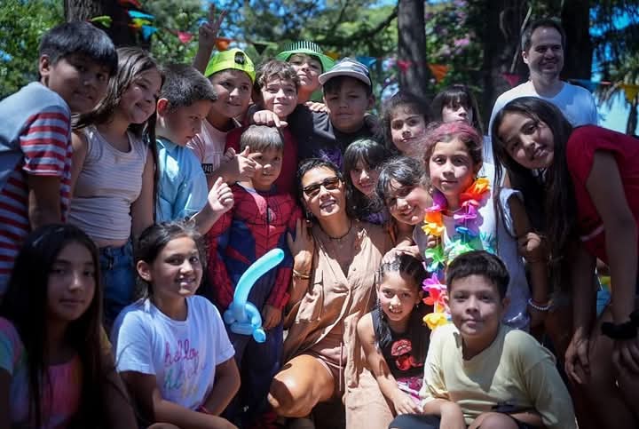 MAYRA JUNTO A NIÑOS EN EL CIERRE DEL PROGRAMA ESCUELAS ABIERTAS EN VERANO