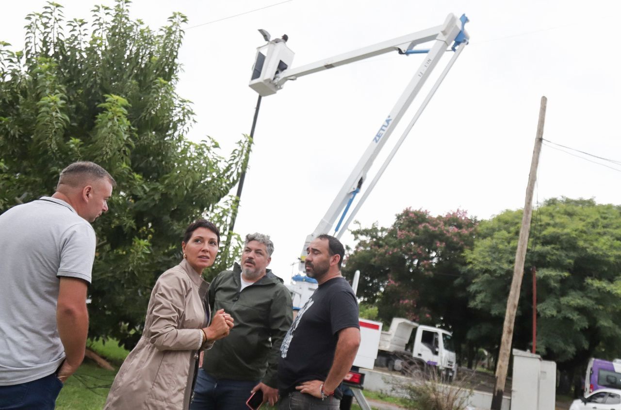 MAYRA  ENTREGÓ UNA HABILITACIÓN Y SUPERVISÓ UN OPERATIVO DE LIMPIEZA