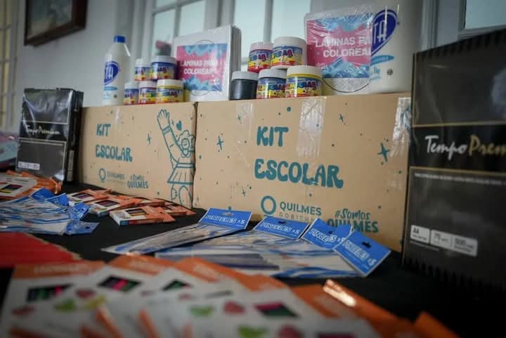 MAYRA PRESENTÓ LOS KITS ESCOLARES EN ESCUELAS PRIMARIAS Y JARDINES