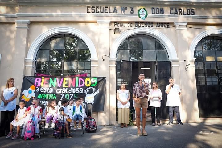 MAYRA ENCABEZÓ EL ACTO DE INICIO DEL CICLO LECTIVO 2025 EN LA EP Nº 3