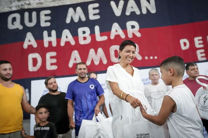 MAYRA ENTREGÓ ÚTILES ESCOLARES