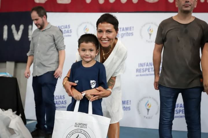 MAYRA ENTREGÓ ÚTILES ESCOLARES