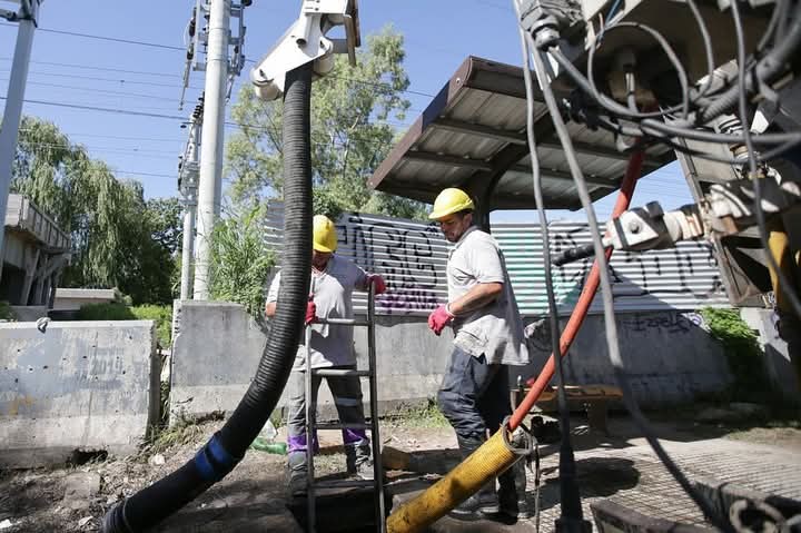 MAYRA SUPERVISÓ LA DESOBSTRUCCIÓN DE CONDUCTOS PLUVIALES EN EZPELETA
