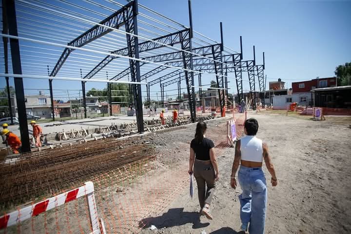 MAYRA RECORRIÓ OBRAS EN EL BARRIO KOLYNOS: NUEVO POLIDEPORTIVO Y PAVIMENTOS