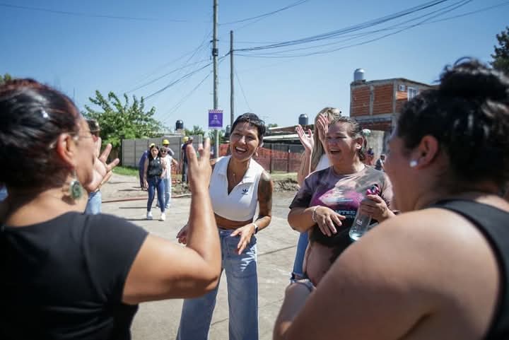 MAYRA RECORRIÓ OBRAS EN EL BARRIO KOLYNOS: NUEVO POLIDEPORTIVO Y PAVIMENTOS