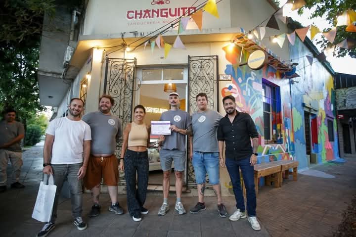 MAYRA ENTREGÓ CERTIFICADO DE HABILITACIÓN AL LOCAL GASTRONÓMICO CHANGUITO