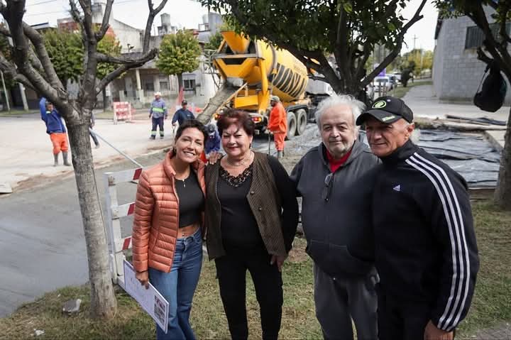 MAYRA RECORRIÓ TRABAJOS DE BACHEO DE HORMIGÓN EN BERNAL OESTE
