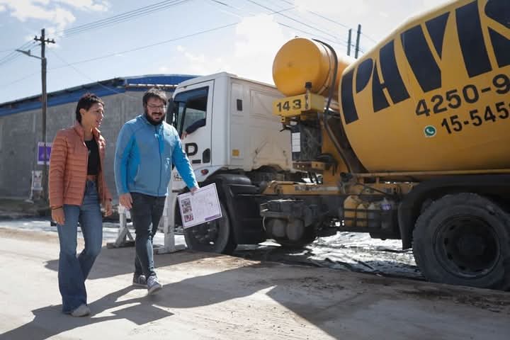 MAYRA RECORRIÓ TRABAJOS DE BACHEO DE HORMIGÓN EN BERNAL OESTE