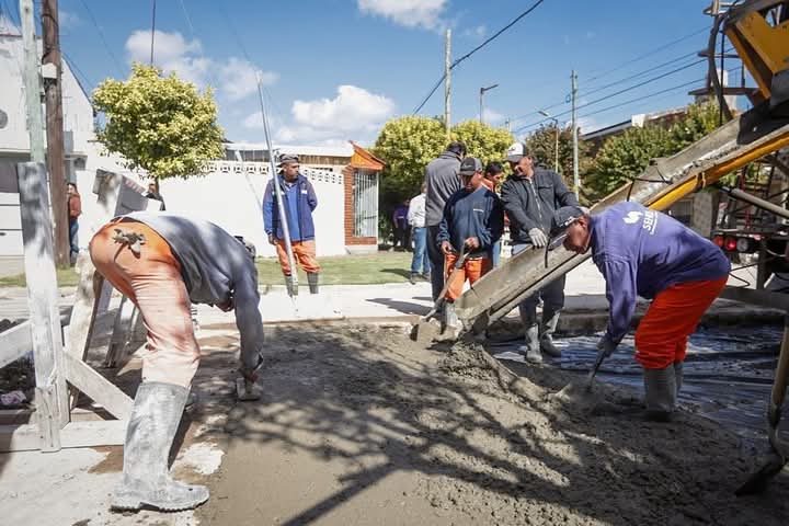 MAYRA RECORRIÓ TRABAJOS DE BACHEO DE HORMIGÓN EN BERNAL OESTE
