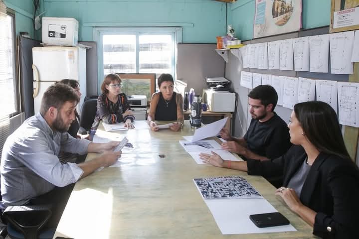 MAYRA Y LA MINISTRA BATAKIS RECORRIERON LA OBRA DE 28 VIVIENDAS EN QUILMES 