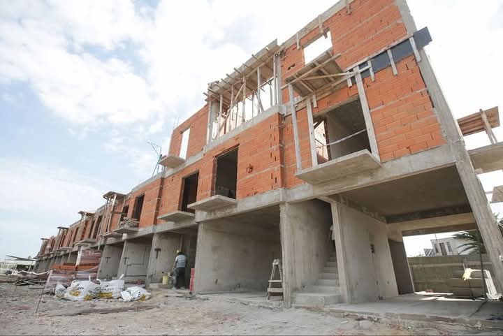 MAYRA Y LA MINISTRA BATAKIS RECORRIERON LA OBRA DE 28 VIVIENDAS EN QUILMES 