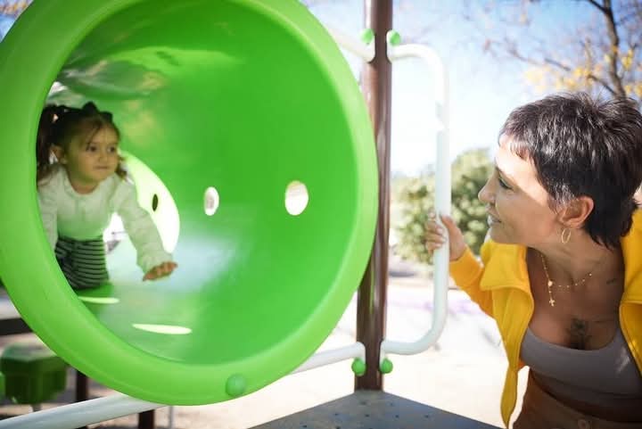MAYRA INAUGURÓ EL NUEVO PATIO DE JUEGOS DE LA PLAZA DE LA CRUZ DE QUILMES 