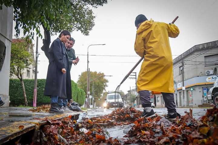 MAYRA SUPERVISÓ LOS TRABAJOS DE LIMPIEZA Y DESOBSTRUCCIÓN DE SUMIDEROS