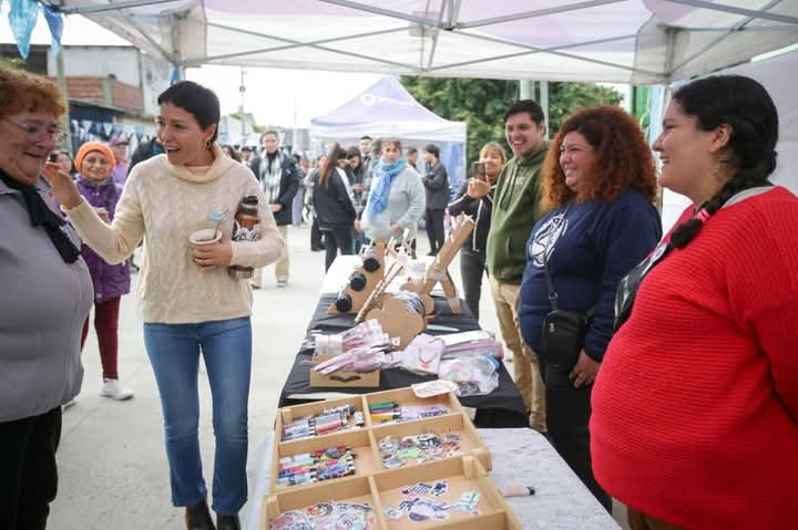 MAYRA RECORRIÓ UN “QUILMES CERCA” Y PARTICIPÓ DE UN FESTEJO PATRIO