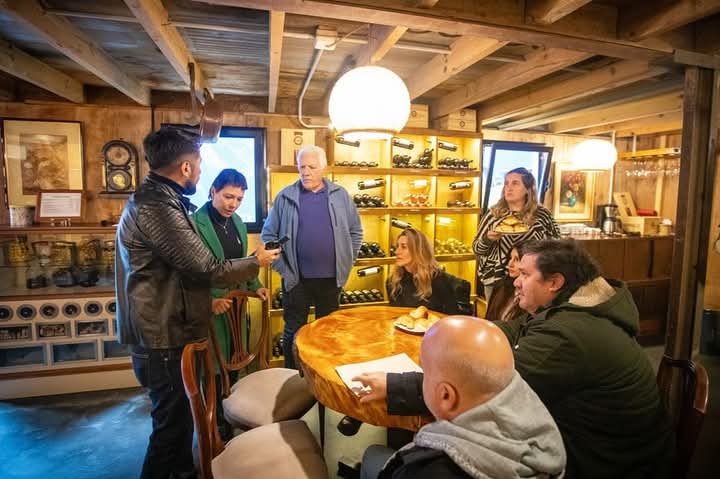 MAYRA LE ENTREGÓ EL CERTIFICADO DE HABILITACIÓN A LA BODEGA NIETZEL WINES