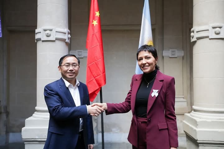 MAYRA SE REUNIÓ CON UNA DELEGACIÓN DEL GOBIERNO DE LA CIUDAD DE CHONGQING 