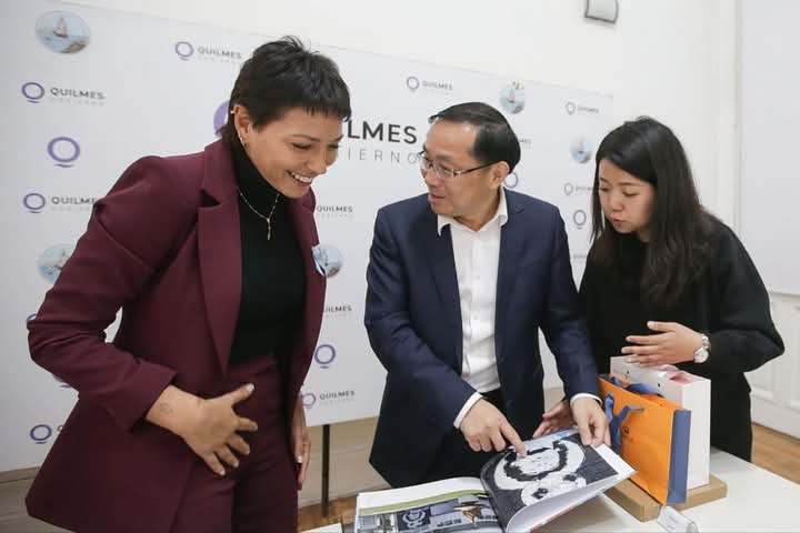 MAYRA SE REUNIÓ CON UNA DELEGACIÓN DEL GOBIERNO DE LA CIUDAD DE CHONGQING 