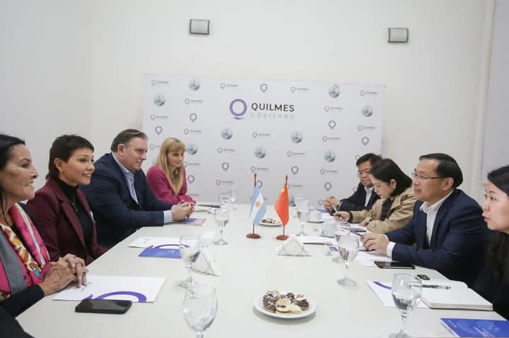 MAYRA SE REUNIÓ CON UNA DELEGACIÓN DEL GOBIERNO DE LA CIUDAD DE CHONGQING 