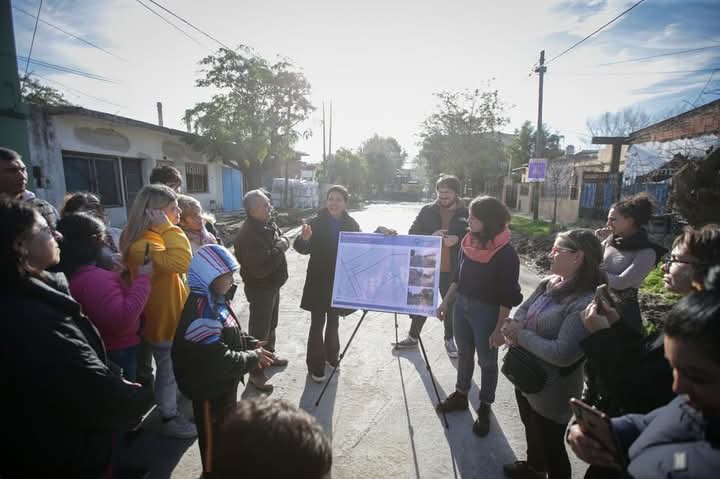 MAYRA RECORRIÓ JUNTO A LOS VECINOS OBRAS DE PAVIMENTACIÓN EN QUILMES OESTE
