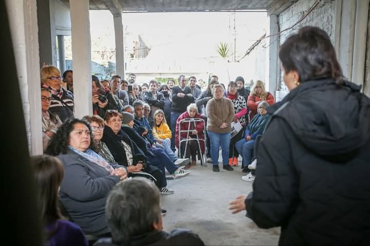 MAYRA RECORRIÓ JUNTO A LOS VECINOS OBRAS DE PAVIMENTACIÓN EN QUILMES OESTE