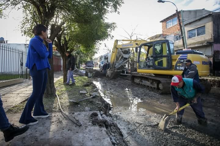 MAYRA RECORRIÓ JUNTO A LOS VECINOS OBRAS DE PAVIMENTACIÓN EN QUILMES OESTE