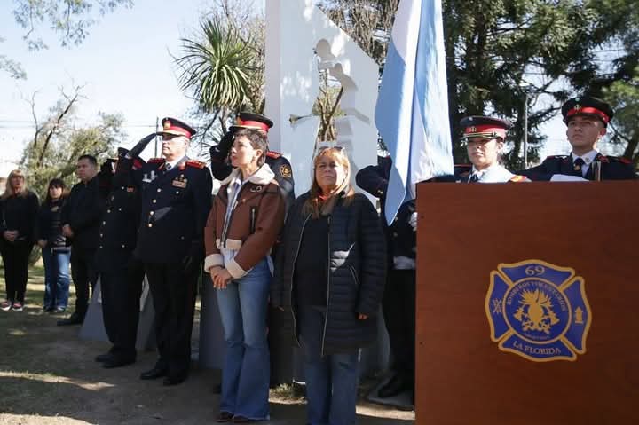 MAYRA JUNTO A LOS BOMBEROS VOLUNTARIOS EN SU DÍA
