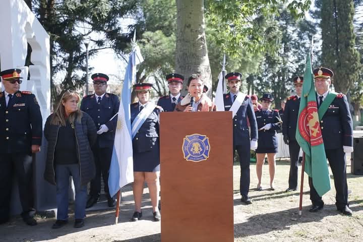 MAYRA JUNTO A LOS BOMBEROS VOLUNTARIOS EN SU DÍA