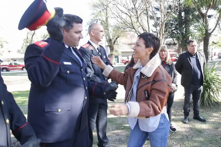 MAYRA JUNTO A LOS BOMBEROS VOLUNTARIOS EN SU DÍA