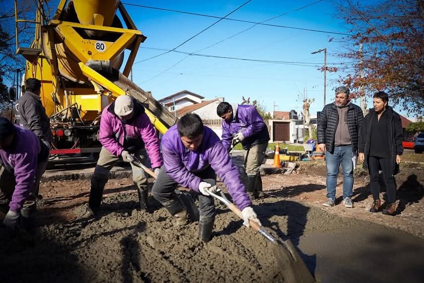 MAYRA SUPERVISÓ TRABAJOS DE BACHEO DE HORMIGÓN EN QUILMES OESTE