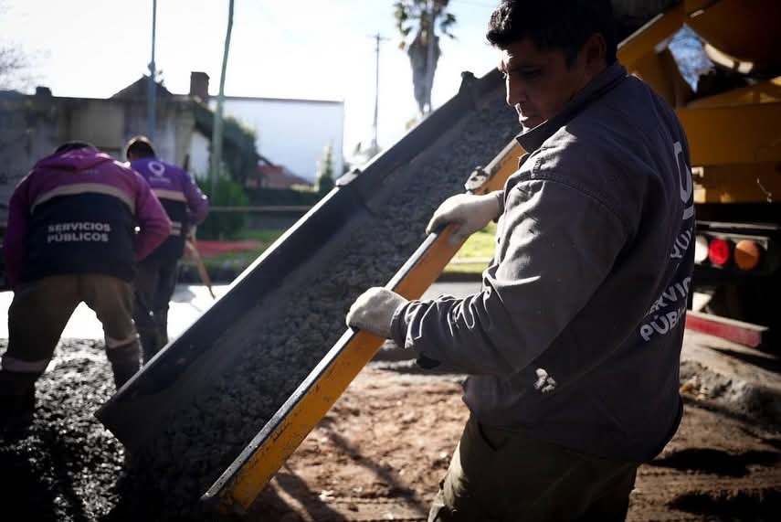 MAYRA SUPERVISÓ TRABAJOS DE BACHEO DE HORMIGÓN EN QUILMES OESTE