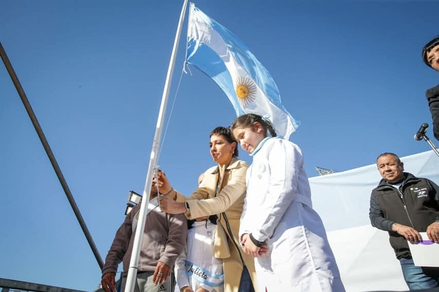 MAYRA: “HOY USTEDES SON PEQUEÑOS PATRIOTAS QUE PROMETEN LEALTAD