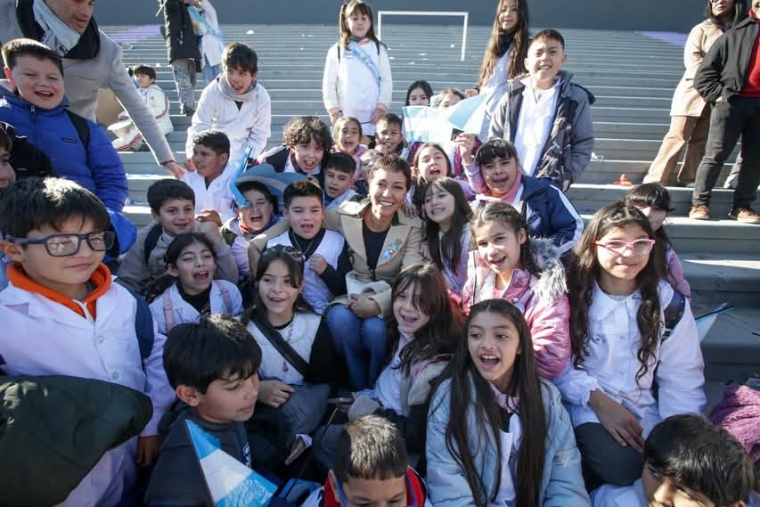 MAYRA: “HOY USTEDES SON PEQUEÑOS PATRIOTAS QUE PROMETEN LEALTAD