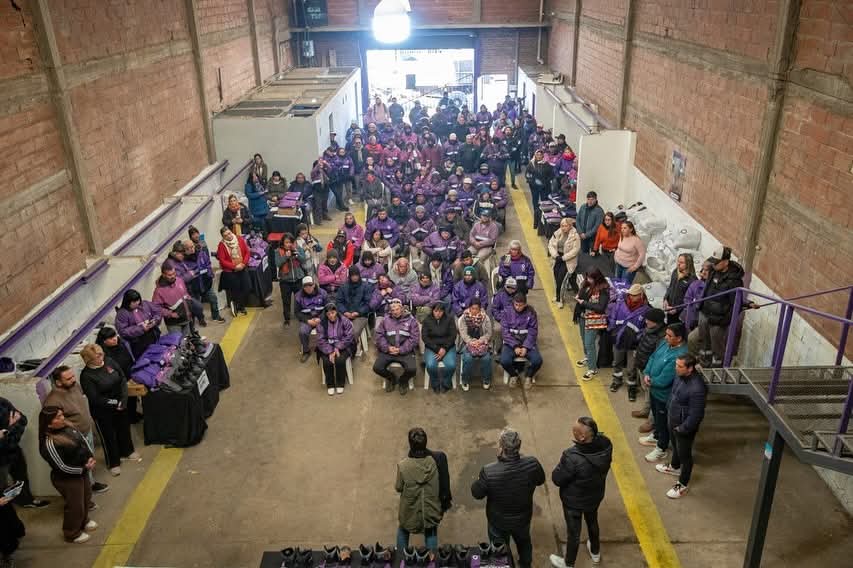 MAYRA ENTREGÓ MAQUINARIA Y ROPA DE TRABAJO PARA SERVICIOS PÚBLICOS