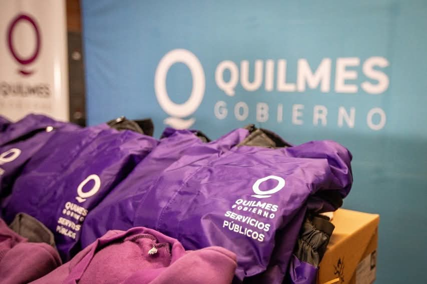 MAYRA ENTREGÓ MAQUINARIA Y ROPA DE TRABAJO PARA SERVICIOS PÚBLICOS