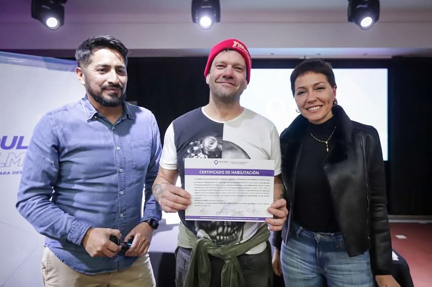 MAYRA OTORGÓ CERTIFICADOS DE HABILITACIÓN A COMERCIOS DEL DISTRITO