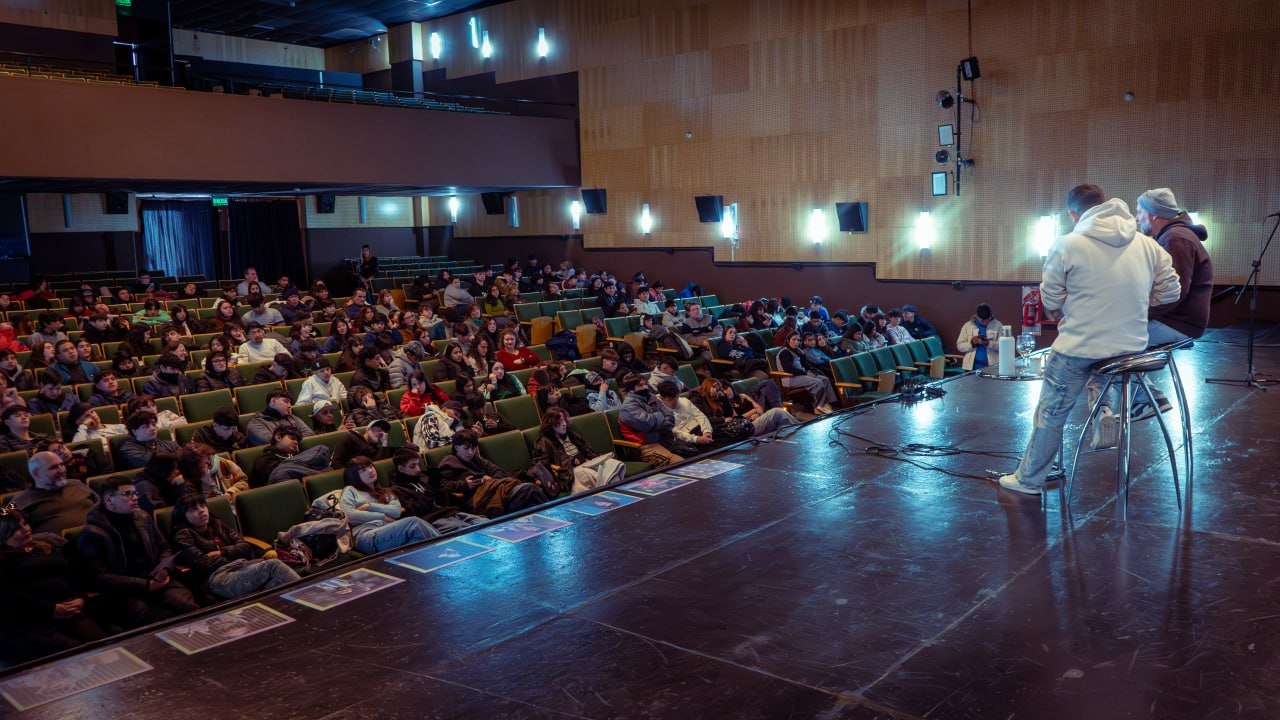 NICOLÁS CAYETANO BRINDÓ UNA CHARLA ANTE MÁS DE 400 JÓVENES DE ESCUELAS 